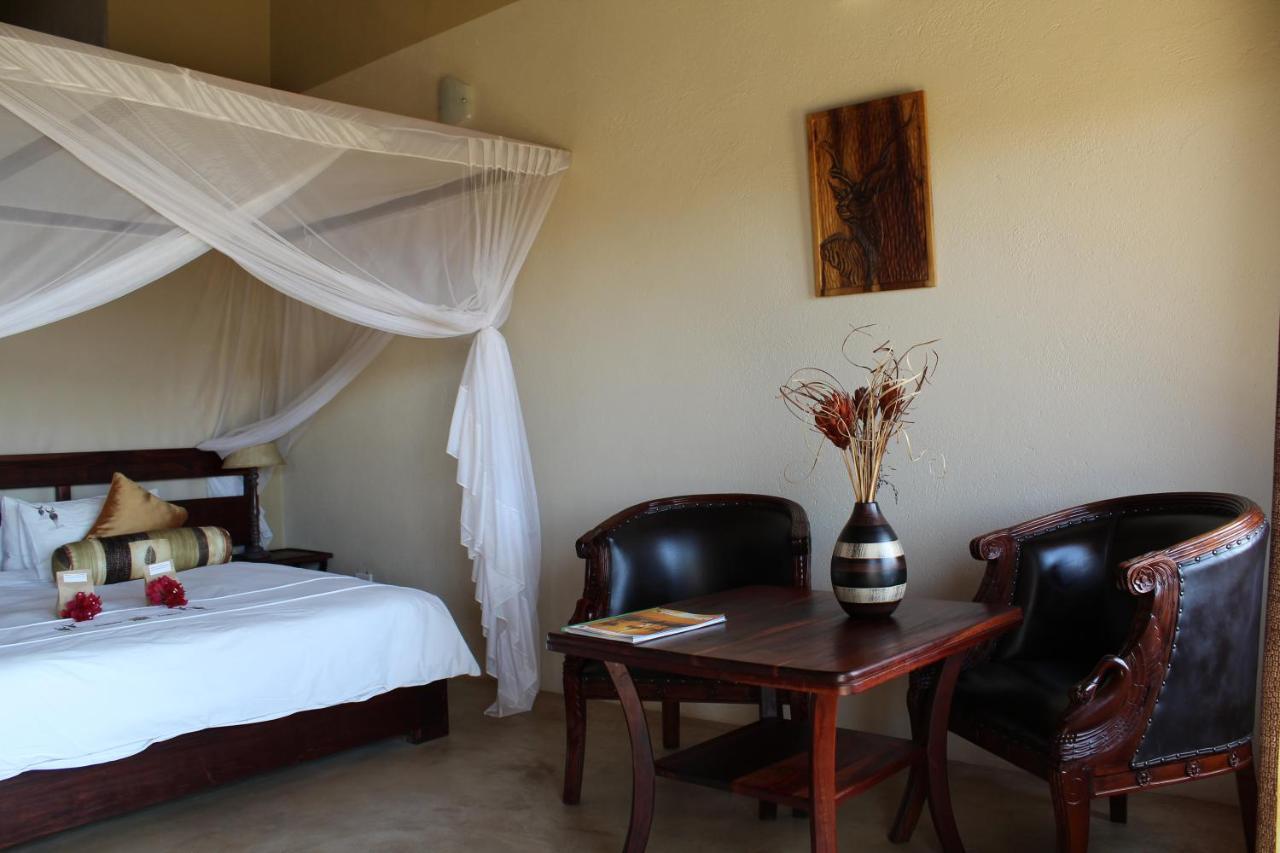 Okutala Etosha Lodge Оучо Экстерьер фото